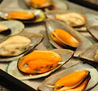 8、香蒜焗烤青口,把mussel肉取下来放在其中一半的壳里，然后置于烤盘上，另一半壳丢掉不用