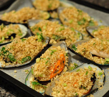 9、香蒜焗烤青口,用小勺子舀起面包香料碎，均匀铺在mussel上（此时可以撒些橄榄油在表面，吃起来会更润些，也可以省略）