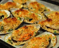 10、香蒜焗烤青口,放入预热的烤箱，grill档（即上火）5分钟左右，至面包屑成金黄色即可