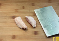 1、辣香鸡翅,鸡翅改刀对半切开