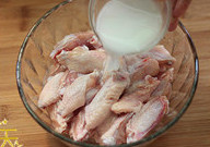 2、辣香鸡翅,改好刀的鸡翅加少许盐，料酒抓均后加入适量水淀粉抓均备用