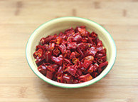 3、辣香鸡翅,大红袍用厨用剪刀剪成大小适中的小段，然后去除辣椒籽