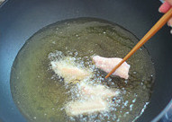 4、辣香鸡翅,坐锅上火倒油烧至5层热时逐个的下入鸡翅