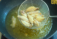 5、辣香鸡翅,保持中火将鸡翅炸熟相互不粘连后捞起