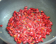 7、辣香鸡翅,多余油控出，锅中留低油小火下入花椒煸香，再下入辣椒煸香出味儿