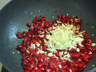 8、辣香鸡翅,转大火下入葱末，姜末，蒜末翻均