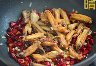 9、辣香鸡翅,最后下入炸好的鸡翅翻均