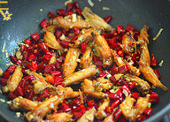 10、辣香鸡翅,调入盐，鸡粉翻均，即可起锅装盘