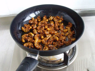 3、香辣知了猴,平底锅放油，烧温热，把知了猴放入摊平。中小火煎