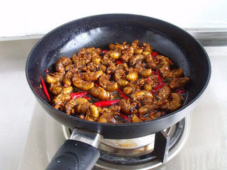 6、香辣知了猴,辣椒花椒微黄即可捞出沥干，出锅前撒另一半盐即可