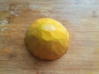 3、金瓜黑米饭,南瓜一块洗净去皮，记得要买南瓜大头顶端部分；