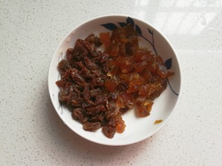 6、金瓜黑米饭,取适量蜜饯洗净切碎；（品种随个人喜好选择，我用的葡萄干和黄桃蜜饯）