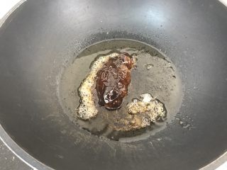 6、薏米红豆沙～中秋必备的健康馅料,然后，不粘锅里倒入玉米油，麦芽糖，煮至麦芽糖融化