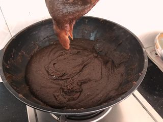 8、薏米红豆沙～中秋必备的健康馅料,炒了约20分钟，开始挂铲子了，铲起稍挂再滴落，这是豆沙成形的好兆头????