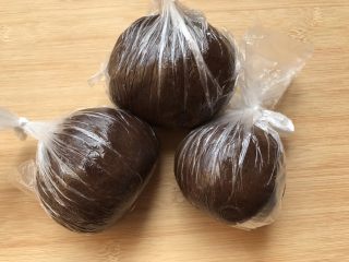 11、薏米红豆沙～中秋必备的健康馅料,一次用不完的，可以分量用保鲜袋包起来冷冻，再吃时拿出来解冻，微波炉加热或蒸热再用！方便极了！