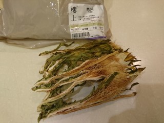 1、电饭煲+霸王花蜜枣梨子红萝卜煲瘦肉,今天的主角!霸氣外露的霸王花!