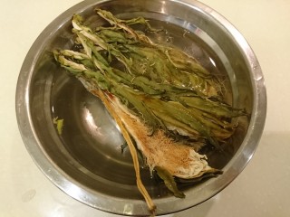 2、电饭煲+霸王花蜜枣梨子红萝卜煲瘦肉,提前一小時泡水到軟化