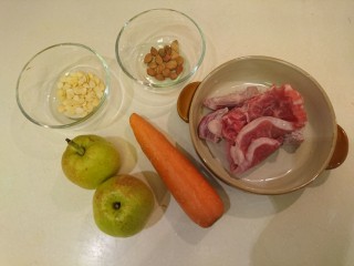 3、电饭煲+霸王花蜜枣梨子红萝卜煲瘦肉,別問我南北杏怎麼分,我買的時候老闆也沒說????