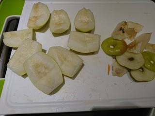 4、电饭煲+霸王花蜜枣梨子红萝卜煲瘦肉,梨子頭尾切掉,去心切大塊