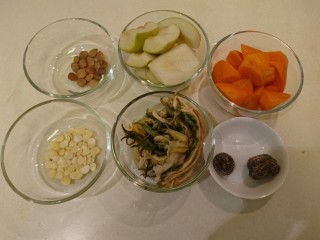 5、电饭煲+霸王花蜜枣梨子红萝卜煲瘦肉,南杏、北杏、梨子、霸王花、紅蘿蔔塊、蜜棗