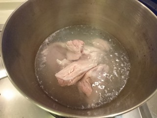 6、电饭煲+霸王花蜜枣梨子红萝卜煲瘦肉,瘦肉先燙洗