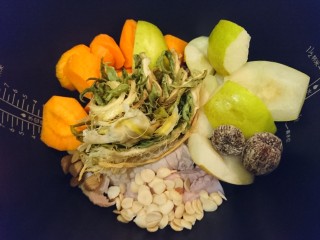 7、电饭煲+霸王花蜜枣梨子红萝卜煲瘦肉,所有食材都放進鍋裡