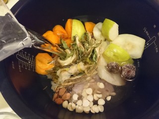 8、电饭煲+霸王花蜜枣梨子红萝卜煲瘦肉,加水