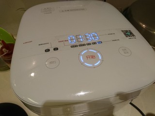 9、电饭煲+霸王花蜜枣梨子红萝卜煲瘦肉,啟動!自己算好開飯時間哈!電飯煲燉湯的好處是不用在邊上顧著????