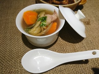 11、电饭煲+霸王花蜜枣梨子红萝卜煲瘦肉,其實只要喝湯就好!撈材料是給大家看有啥料!????