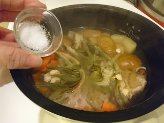 10、电饭煲+霸王花蜜枣梨子红萝卜煲瘦肉,時間到只要吊鹽調味就好啦!