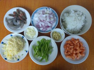 1、剩米饭华丽大变身——虾仁焗饭,准备好食材。鲜虾去掉沙线，收拾干净，去掉头部，不要扔，加一点点盐、料酒腌制5分钟，备用。红萝卜、葱头切丁，青椒切丝，蒜切片，姜切末。