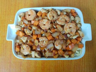 9、剩米饭华丽大变身——虾仁焗饭,把炒好的鲜虾铺在焗饭盘。