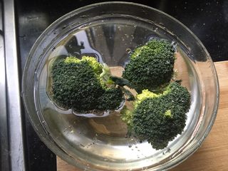 2、蔬菜鸡蛋杯,摘三朵，洗干净