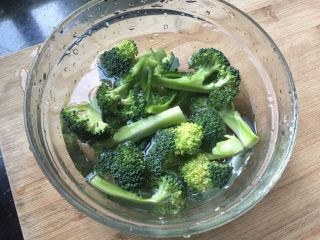 3、蔬菜鸡蛋杯,用刀分小朵，用盐水净泡20分钟