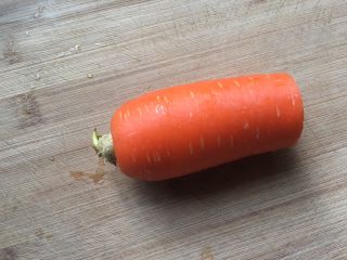 4、蔬菜鸡蛋杯,胡萝卜切几片