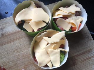 11、蔬菜鸡蛋杯,芝士片撕碎码上