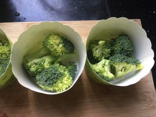 9、蔬菜鸡蛋杯,准备三个蛋糕纸杯，分别码入西兰花