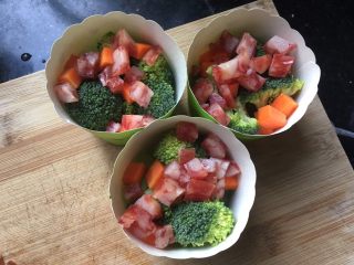 10、蔬菜鸡蛋杯,放胡萝卜腊肠