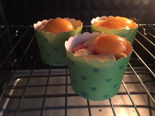 13、蔬菜鸡蛋杯,烤箱预热，180度15分钟，七分钟后拿锡纸盖一下，这样鸡蛋嫩一下