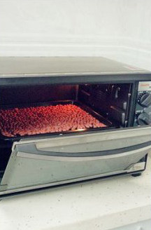 1、粗粮摇身变娇软小蛋糕,将生的花生米放入烤箱,150度30分钟,烤熟后取出晾凉。