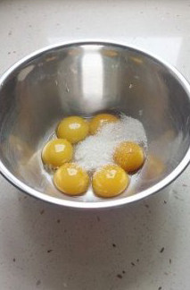 3、粗粮摇身变娇软小蛋糕,蛋黄磕入盆中,加入白糖搅打均匀。