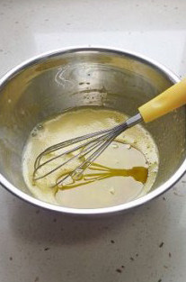 4、粗粮摇身变娇软小蛋糕,再加入橄榄油、牛奶,搅打均匀。