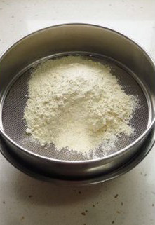 5、粗粮摇身变娇软小蛋糕,将杂粮粉过筛着加入。