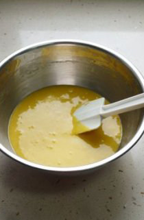 6、粗粮摇身变娇软小蛋糕,用刮刀轻轻翻拌均匀即成蛋黄糊,然后放一边静置待用。