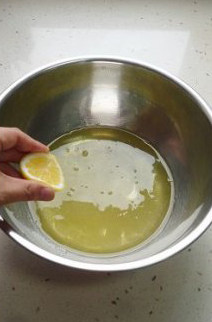 7、粗粮摇身变娇软小蛋糕,蛋白中加入白糖,再挤入柠檬汁,柠檬的果肉也用小勺刮入。