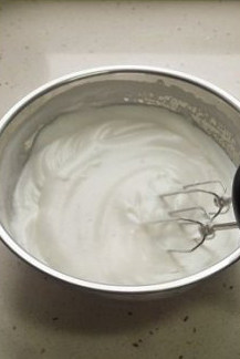 8、粗粮摇身变娇软小蛋糕,用电动打蛋器将蛋白打至湿性泡发,拉出打蛋器能有拖着的小尾巴即可。