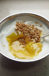 9、粗粮摇身变娇软小蛋糕,将蛋黄糊倒入蛋白糊中,再放入花生米碎。