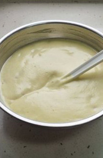 10、粗粮摇身变娇软小蛋糕,一手转动盆,一手按压刮刀,两手同时将蛋糕糊压拌混合均匀。