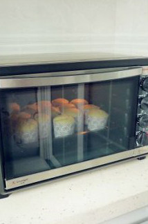 12、粗粮摇身变娇软小蛋糕,放入烤箱,150度40分钟,烤至小蛋糕的表面膨起后又回落时,表面颜色微黄即可。