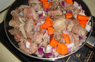 2、红酒炖牛肉,橄榄油、黄油混合，把牛肉煎变色，加入洋葱、胡萝卜炒香，倒入锅中